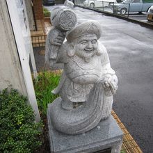 神門通りの大黒様の石像の一つ