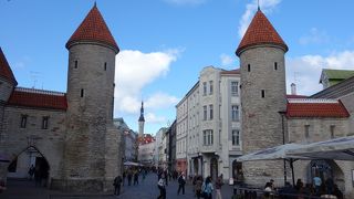 ヴィル門（東門）をとおる東西に走る通りです。