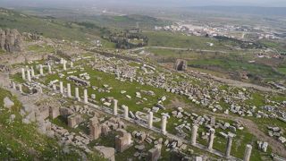 街を見下ろす山の上の遺跡
