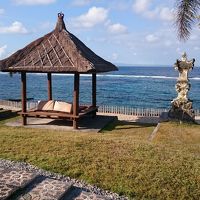 海に面した芝生と東屋