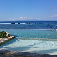 海と一体化したように見えるプール