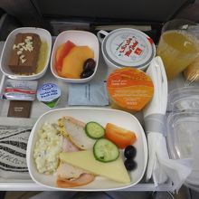 機内食?（ラルナカ〜マルタ）　チョコレートムースが激ウマ！