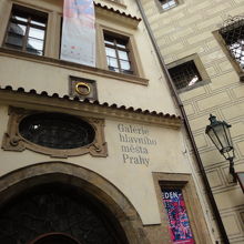 指輪が壁についています