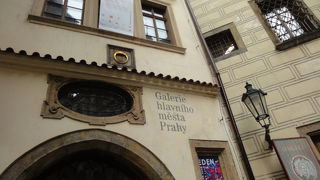 金の指輪がついた家