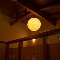 ２階への階段から見る寝室