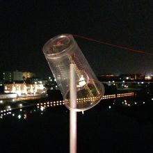 このコップで糸電話をします。