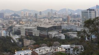 無料の新聞各紙が改札内で配布される駅