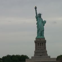 船から見た正面の自由の女神像、これぞアメリカ合衆国。