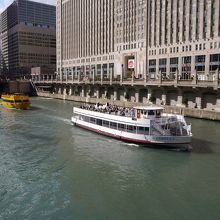 マーチャンダイズマートのそばを航行する観光船