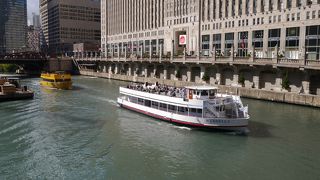 ビルの谷間を流れる穏やかな川