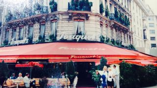 シャンゼリゼ通りのカフェ