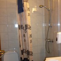 怪しげな漢字を図案化したカーテンが下がる超狭いシャワールーム
