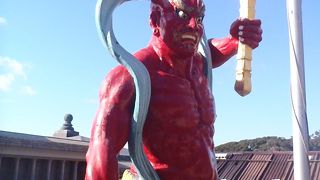 赤く塗られた不動明王像