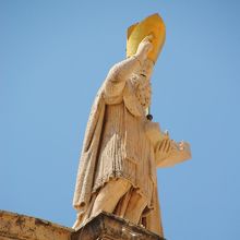 教会ファサードの頂上にある聖ヴラホ像。