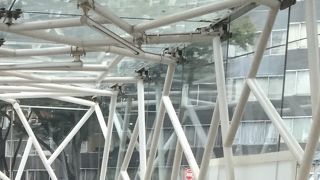 ガラス張りの入口