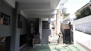 室内墓地の先駆けとなった-四谷霊廟-がある。