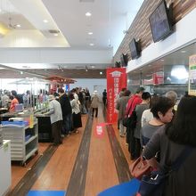 無料ビュッフェ会場へ