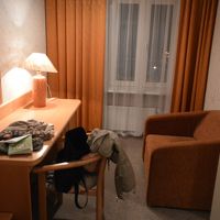 シングルなのにふた間続き。写真右のドアからベッドルームへ