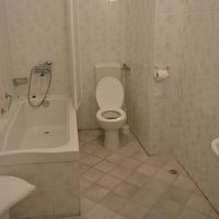 最初に案内されたシャワーのみの方の浴室は改装済みで新しかった