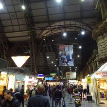 長距離列車発着ホームが並ぶここに、トイレに降りる階段がある