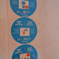 節水を呼びかけるシールだらけだが、概ね便乗節水の印象