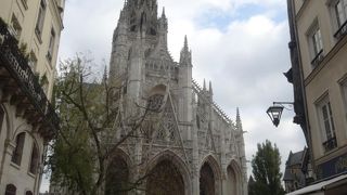 夜になると少しライトアップされる