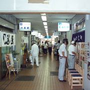 横浜中央卸売市場内、刺身と箱ウニ刺身定食Ｂお奨めです～