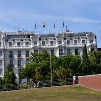 国鉄アトーチャ駅前に建つ瀟洒な外観