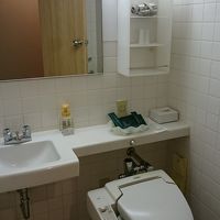 バスルーム。　左側にバスタブがあります。