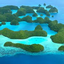 島が円状に集まっているセブンティ・アイランド。遊覧飛行では…