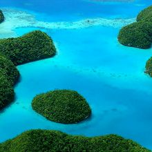 深さによって変わる水の色も美しいセブンティ・アイランド周辺。