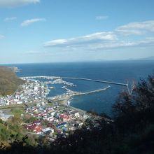 展望台から見た羅臼の町並み