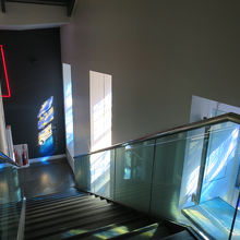 階段沿いの彩色された窓も、芸術作品のように美しかったです