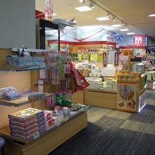 手荷物検査場を出ると左手一番搭乗口奥にあります