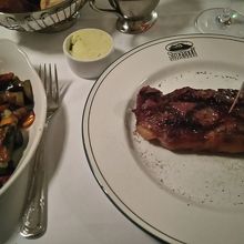 リブアイステーキと焼き野菜。