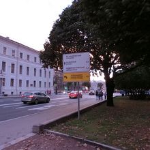 イサーク寺院の前には案内看板も。