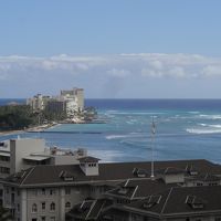 窓から遠くに海