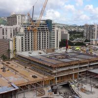 今は目前工事中です