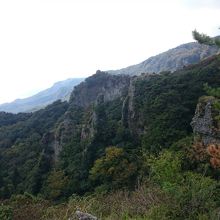 右手に奇岩怪石