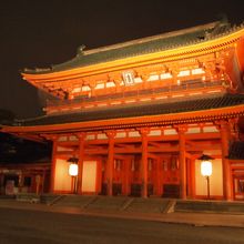 ライトアップされて昼間とは全く違う雰囲気です。