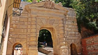 グラナダは柘榴を意味する