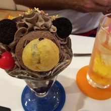 セット料金高いけど、頼んで見ました。パフェ、可愛いですね