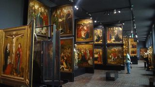 絵画中心なので博物館というより美術館