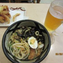 きざみぶっかけうどんとかき揚げ、生ビール