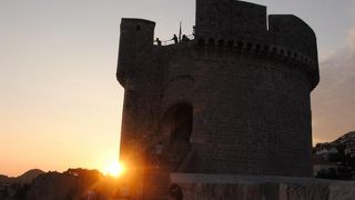 旧市街の城壁を巡っていると北西の角に現れます。旧市街の中に学校の変形のバスケットコートが見えます。ここに人々の生活があることが判ります。