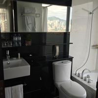 バスタブの向こうはガラス張りで景色が楽しめます