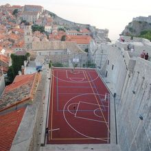 変形のバスケットコート