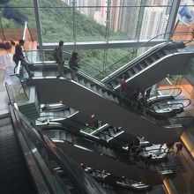 ビルのエスカレーター、高さを感じます