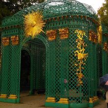 庭園への門です。