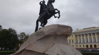 青銅の騎士，すなわちピョートル大帝の像のあるところです。